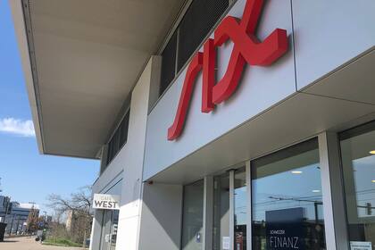 David gegen Goliath: Schweizer Mid Caps laufen den Titeln im SMI den Rang ab Sitz der Schweizer Börse SIX an der Pfingstweidstrasse in Zürich.