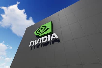 17 Handelstage in Folge mit Kursgewinnen: Halbleiterindex schreibt Geschichte Nvidia-Logo auf einer Wand projiziert.