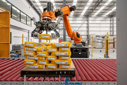 Börsen-Ticker: Schweizer Aktienmarkt beendet Sitzung im Plus- 18 von 20 SMI-Titeln höher - Sika beflügelt Leitindex - Techwerte im Aufwind - Ölpreis fällt unter 100-Dollar-Marke Ein Verpackungsroboter von Sika bei der Arbeit.