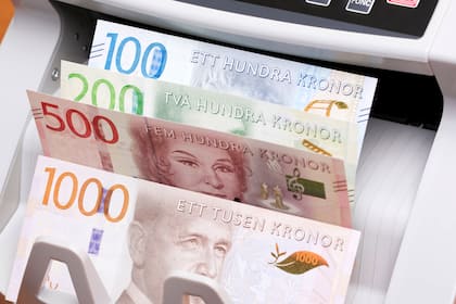 Diese Währung hat dem Franken die Spitzenposition als härteste Devise der Welt abgejagt Schwedische Banknoten in einer Notenzählmaschine.