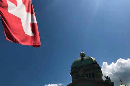 13. AHV-Rente: Wer sie bezahlen soll, bleibt weiterhin ungeklärt Schweizer Flagge gegenüber der Kuppel des Bundeshauses in Bern.