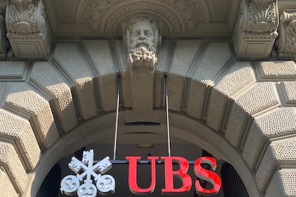 Top-Manager von UBS verkaufen erneut millionenschwere Aktienpakete Firmenschild der UBS am ehemaligen Hauptsitz der Credit Suisse am Paradeplatz in Zürich.