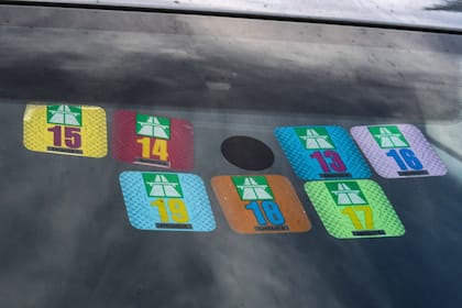 Neue Vignette, teurere Billette, billigere Medikamente: Das ändert in der Schweiz im Dezember Schweizer Autobahnvignetten , aufgeklebt an der Windschutzscheibe eines PKW.