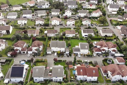 Wegfall des Eigenmietwert-Regimes belastet laut UBS-Studie Werte von Altbauten Wohnsiedlung mit Einfamilienhäusern (2023).