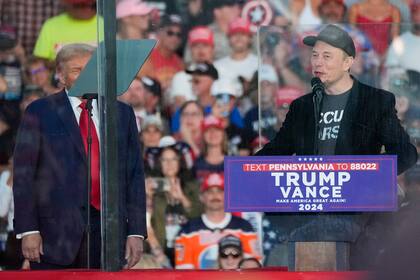 Stratege: Aktien preisen noch keinen Sieg Trumps ein Elon Musk tritt Anfang Oktober 2024 an einer Wahlkampfveranstaltung von Präsidentschaftskandidat Donald Trump (links) in Butler, Pennsylvania, auf.