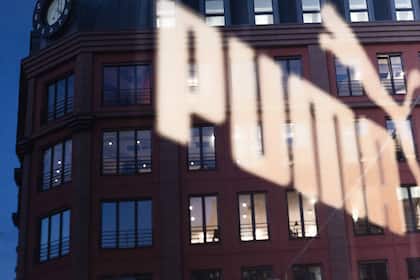 Vom Vorzeigeunternehmen zum Krisenfall: Findet Puma den Weg aus dem Loch? Das Logo des Sportartikelherstellers PUMA in einer Filiale in Berlin.
