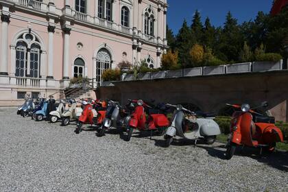 6000-Euro-Gutschein: Varese bremst Schweiz-Abwanderung Eine Vielzahl an Vespas bei der Villa Ponti in Varese, Italien (2021).