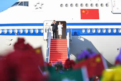 Stützungskäufe Chinas bei Aktien: Bank findet mahnende Worte Der chinesische Staatspräsident Xi Jinping und seine Frau Peng Liyuan steigen nach der Landung auf dem internationalen Flughafen von Macau aus der Luke.