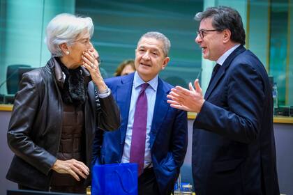 EZB-Chefin Lagarde mit miserablem Zwischenzeugnis EZB-Präsidentin Christine Lagarde mit europäischen Politikern in Brüssel.