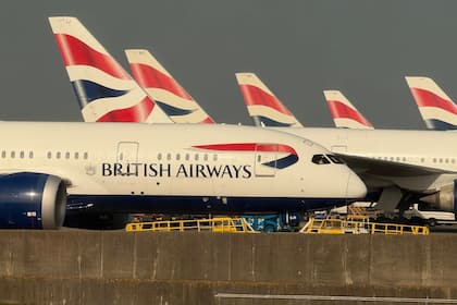 Die Uhr tickt: Diesen europäischen Flughäfen könnte das Kerosin am schnellsten ausgehen Flugzeuge von British Airways am Londoner Flughafen Heathrow (2026).