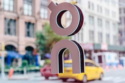Können die Quartalszahlen der On-Aktie endlich wieder Schwung verleihen? On-Logo an einem Store in New York.