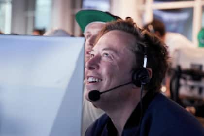 SpaceX erwägt Insidern zufolge Fusion mit Tesla oder xAI – Musk prüft Neuordnung SpaceX-Gründer und Tesla-Chef Elon Musk beobachtet den ersten Testflug des SpaceX-Starship in Boca Chica, Texas, im April 2023.