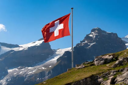 Swissness-Streit um On-Schuhe: So lösen andere Marken das Problem mit dem Schweizerkreuz Die Nationalfahne der Schweiz flattert im Wind.