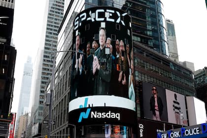 SpaceX-Aktie verliert 23 Prozent in den letzten drei Handelstagen Visuals von Elon Musk und SpaceX beim Nasdaq in New York.