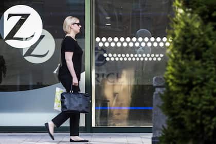 Bank Vontobel nimmt Favoritenwechsel bei grossen Schweizer Versicherungsaktien vor Eingang zum Hauptsitz der Zurich Insurance (Zürich, Schweiz)