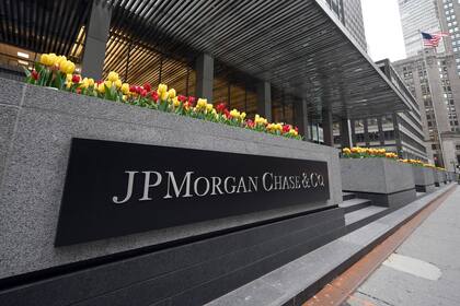 US-Bank wartet bei Aktien auf günstigere Kaufgelegenheiten Das Logo von JPMorgan am Hauptsitz in New York.