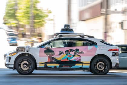 Uber oder Lyft: Lohnt sich ein Investment in Fahrdienst-Aktien? Ein Robotaxi von Waymo.