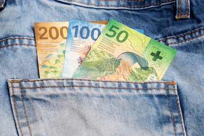 Für Reiche und Kaufsüchtige steigen wohl bald die Preise Schweizer Franken in der Tasche einer Jeans.