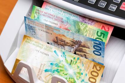 Nationale Selfies: Die Schweiz erhält neue Banknoten Schweizer Franken in einer Zählmaschine.