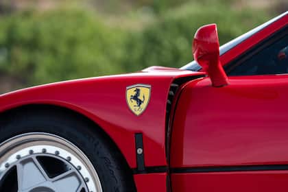 Ferrari nutzt E-Modell Luce laut Insidern als Loyalitätstest für reiche Kunden Ein Ferrari F40 im ikonischen roten Lack.