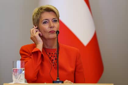 Steuern auf Rentengeldern: Ständeräte pfeifen Keller-Sutter zurück Die amtierende Schweizer Bundespräsidentin Karin Keller-Sutter bei einem Amtsbesuch in Zagreb, Kroatien (September 2025).