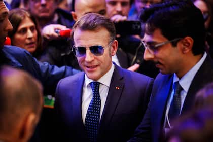 «Wow-Effekt an der Börse»: Macrons «Top Gun»-Look am WEF beflügelt Aktie des Brillenmachers Die Brille von Emmanuel Macron am WEF 2026 wird heiss diskutiert.