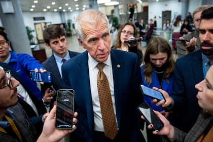 US-Senator Thom Tillis: «Aus fiskalkonservativer Sicht ist die aktuelle Strategie der US-Regierung unsinnig» Der republikanische Senator Thom Tillis wird von Reportern im U.S. Capitol in Washington interviewt (Januar 2026).