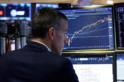 Live-Ticker Börse: US-Börsen schliessen trotz neuer Trump-Zölle im Plus - SMI ebenfalls positiv -Sika stark - Nestlé im Minus - Roche und Novartis kaum verändert Trader an der Börse bei der Wall Street in New York, USA (November 2025).