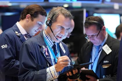 Aktien: Bereiten sich Profis auf Rückschläge vor? Ein Händler bei der Arbeit an der New York Stock Exchange an der Wall Street in New York, USA (2019).