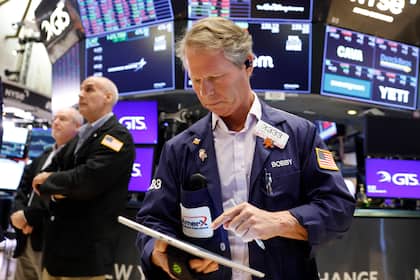 Börsen-Ticker: Dow Jones geht mit zwischenzeitlichem Rekord ins Wochenende - Tech-Aktien tauchen - SMI schliesst im Minus Trader an der Börse bei der Wall Street in New York, USA (November 2025).
