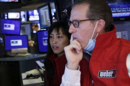 Angst vor Aktien-Blase: UBS-Kunden sind nervös Zwei Trader arbeiten auf dem Parkett der Wall Street.