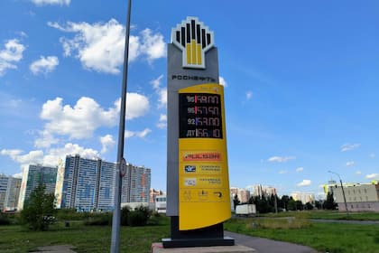 Über drei Franken für Sprit: Putins Benzin-Krise wird immer irrer Tankstelle von Rosneft in St. Petersburg, Russland.