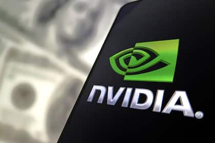 Jetzt erst recht: Anlagestratege sieht Nvidia-Aktie bei 200 Dollar Illustration mit Nvidia-Logo. Das Unternehmen Nvidia ist einer der grössten Entwickler von Grafikprozessoren und Chipsätzen für Personal Computer, Server und Spielkonsolen (2024).