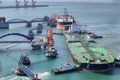 Iran-USA-Absichtserklärung zu Hormus könnte Ölkrise laut Investmentbank verschärfen Ein Erdöltanker nahe der chinesischen Stadt Yantai in der Provinz Shandong kurz vor dem Entladung an einem Terminal (2025).