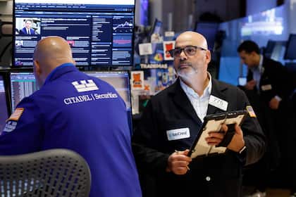 Europa trotzt dem Gold- und Silber-Blues: KI-Sorgen bremsen US-Vorbörse Trader an der Börse bei der Wall Street in New York, USA (November 2025).