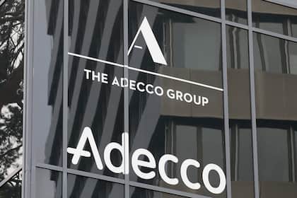 Aktie von Adecco fällt kurz vor Dividendenzahlung auf tiefsten Stand seit 33 Jahren Logos des Adecco-Konzerns und der Marke Adecco in der Schweiz.