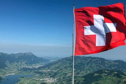 Mit diesen Reisepässen kommt man am weitesten - Schweiz knapp in den Top Ten Schweizer Flagge weht auf dem Grossen Mythen.