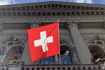 Das ändert sich im April in der Schweiz Schweizer Flagge vor dem Ständeratssaal des Bundeshauses in Bern.