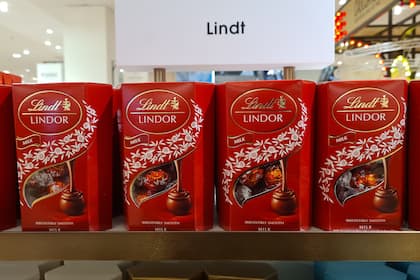 Was ist bloss mit den Aktien von Lindt&Sprüngli los? Lindor-Kugeln, feilgeboten in einem Londoner Warenhaus.