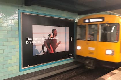 Kurszerfall bei der On-Aktie geht weiter - UBS sieht «Kaufgelegenheit» Werbung von On Running in einer U-Bahn-Station in Berlin.