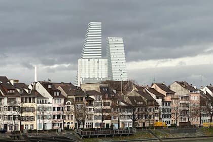 Roche: Nach Aktienverkauf eines Familienmitglieds behält Hoffmann-Clan die Mehrheit Blick auf die beiden Roche-Türme von der Mittleren Brücke in Basel.