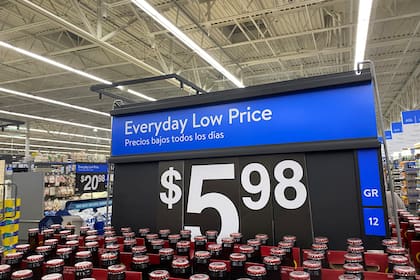 Signalisiert diese Aktie eine US-Rezession? Preisschild in einem Walmart Supercenter in New Jersey.