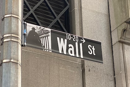 Wichtige Aktienkennzahl warnt vor deutlicher Überhitzung Strassenschild der Wall Street in New York City.
