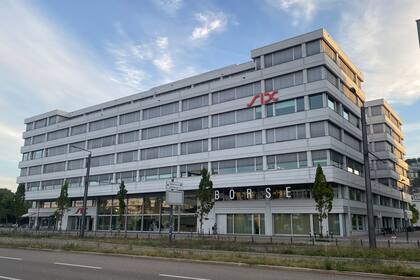 Live-Ticker Börse: SMI schliesst im Plus - Swiss Re und Swiss Life gefragt - Schwergewichte legen zu - Richemont verliert Sitz der Schweizer Börse SIX an der Pfingstweidstrasse in Zürich.