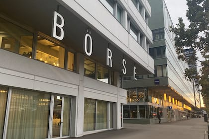 Börsen-Ticker: SMI schliesst im Minus - «Angstbarometer» legt deutlich zu - Richemont sackt ab - Roche einzig im Plus Sitz der Schweizer Börse SIX im Westen von Zürich.