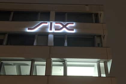 Börsen-Ticker: SMI schliesst leicht tiefer - Kühne+Nagel verliert - Roche und Nestlé geben nach - Amrize legt zu Sitz der Schweizer Börse SIX im Westen von Zürich.