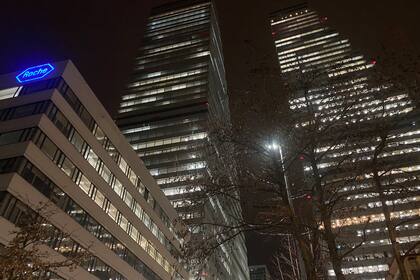Werden Roche, Nestlé und Co den SMI bewegen? Konzernzentrale von Roche in Basel am Abend.