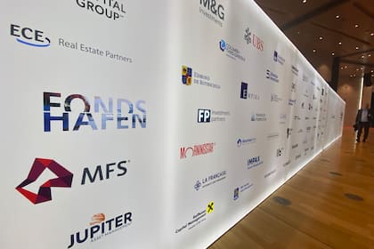 Europäische Aktien: Üppigster Abfluss seit August Logos von Fondsanbietern und Vermögensverwaltern am Institutional Money Kongress in Frankfurt.