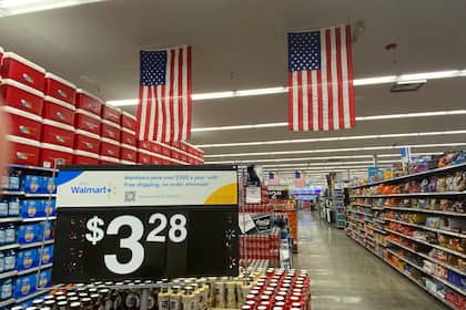 Weder Apple noch Nvidia: Walmart ist der wahre Koloss Preisschild in einem Supermarkt von Walmart im kalifornischen Santa Clarita nahe Los Angeles.