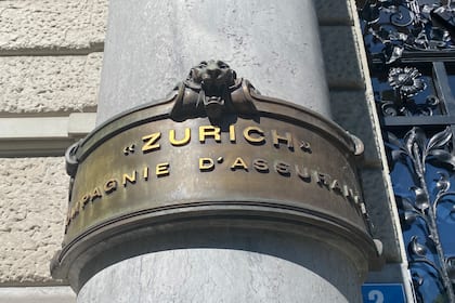 Zurich Insurance ist die beste europäische Dividendenaktie im April Historisches Firmenschild am Sitz von Zurich Insurance in Zürich.